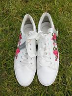 sneakers met roosjes geborduurd. maat 40, Ophalen of Verzenden, Nieuw, Sneakers of Gympen