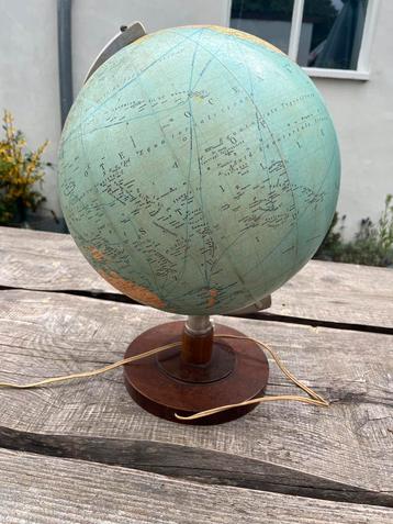 Oude wereldbol houten voet vintage + verlichting globe €45 beschikbaar voor biedingen