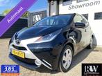 Toyota Aygo 1.0 VVT-i x-play *AIRCO*NAP*NAVI*ACHTERCAMERA*, Gebruikt, Euro 6, 4 stoelen, Startonderbreker