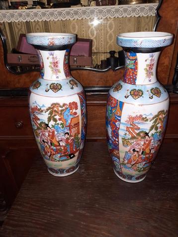 Twee Vintage Japanse vazen beschikbaar voor biedingen