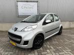 Peugeot 107 1.0-12V Urban Move 2010 / Airco / 5deurs / NAP /, Voorwielaandrijving, Metallic lak, Gebruikt, 4 stoelen