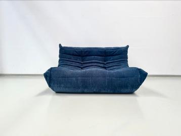 Togo 2-seater in Blue attributed to Ducaroy by Ligne Roset. beschikbaar voor biedingen
