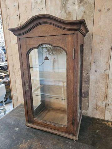 oude vitrine ``WOONWINKEL RUSTIEK`` beschikbaar voor biedingen