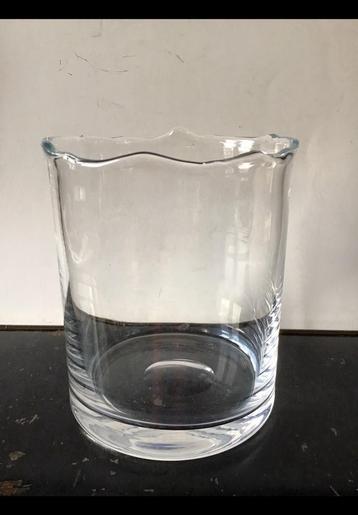 Glazen vaas met afgezaagde rand ong 16,5 cm hoog. Apart glas beschikbaar voor biedingen