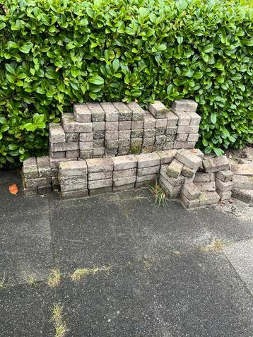 Betonstenen - Klinkers beschikbaar voor biedingen