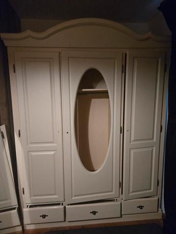 Grote kledingkast met lades beschikbaar voor biedingen