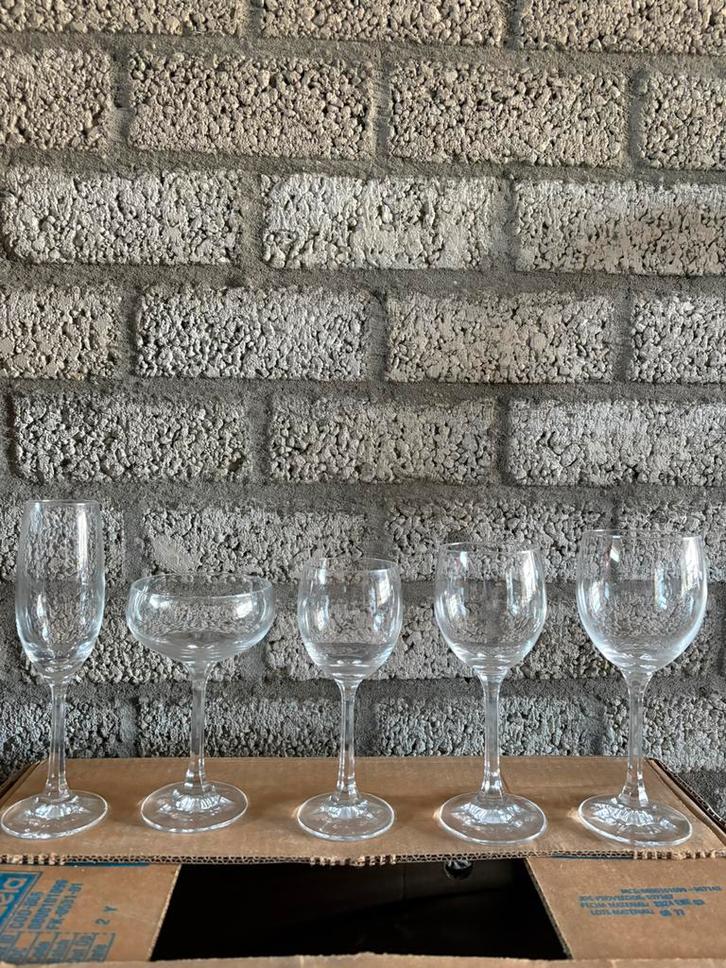 210 x Kristallen wijn en champagne glazen restaurant, Antiek en Kunst, Antiek | Glas en Kristal, Ophalen