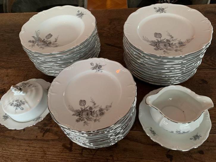 12- delig servies. Wit met zilver rand en grijs bloemmotief, Antiek en Kunst, Antiek | Servies compleet, Ophalen