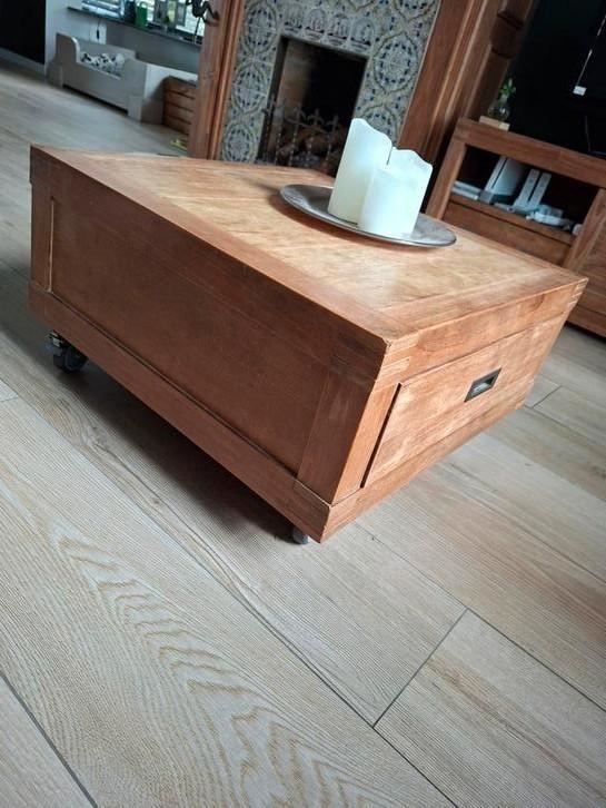 Teak houten salontafel met lade op wielen, Huis en Inrichting, Kasten | Televisiemeubels, Gebruikt, Minder dan 100 cm, 50 tot 100 cm