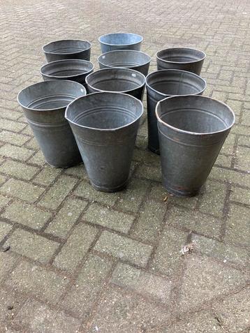 Mooie oude zinken bloemenemmers in topstaat beschikbaar voor biedingen