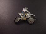 Suzuki  RM125 offroadmotor ( crossmotor) emaille pin, Verzamelen, Speldjes, Pins en Buttons, Verzenden, Gebruikt, Overige onderwerpen