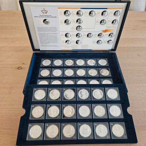 "Ons Koningshuis" compleet 36 zilveren penningen, Postzegels en Munten, Munten | Nederland, Euro's, Koningin Beatrix, Zilver, Ophalen of Verzenden