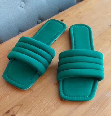 Donkergroene slippers maat 38 beschikbaar voor biedingen