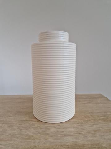 Keramische vaas – beige ribbel beschikbaar voor biedingen