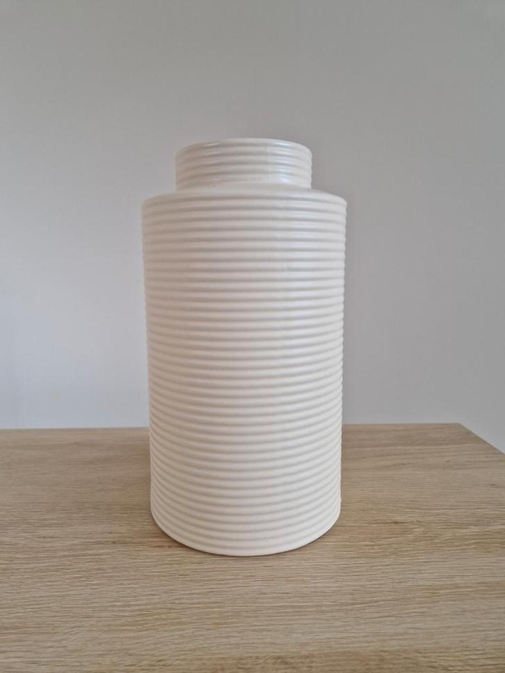 Keramische vaas – beige ribbel, Huis en Inrichting, Woonaccessoires | Vazen, Zo goed als nieuw, Overige kleuren, Minder dan 50 cm