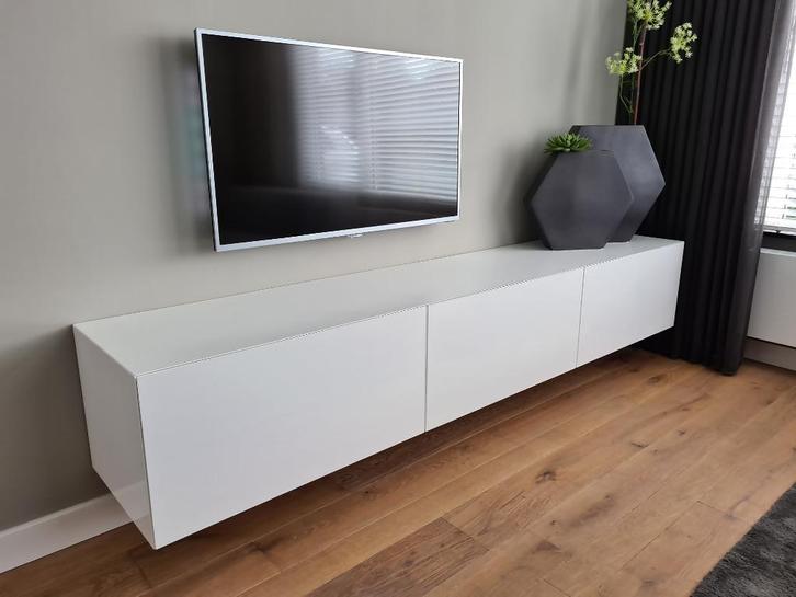 Zwevend wit verstek tv meubel op maat ZIJDEGLANS / HOOGGLANS, Huis en Inrichting, Kasten | Televisiemeubels, Nieuw, Minder dan 100 cm