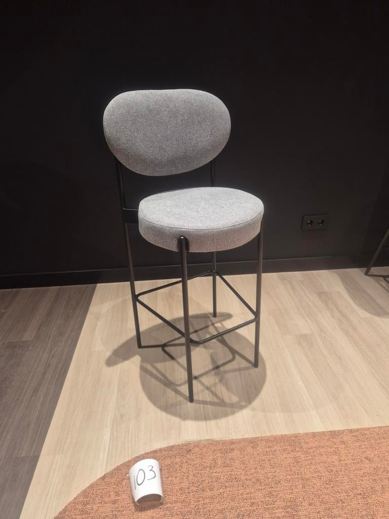 Stijlvolle barkruk met grijze bekleding, Met voetsteun, 60 tot 90 cm, Ophalen of Verzenden, Zo goed als nieuw