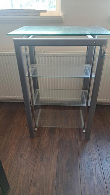 Glazen kastje met metalen frame GRATIS  beschikbaar voor biedingen