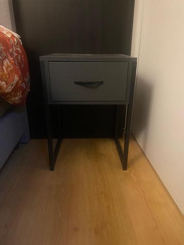 2 nachtkastjes  beschikbaar voor biedingen