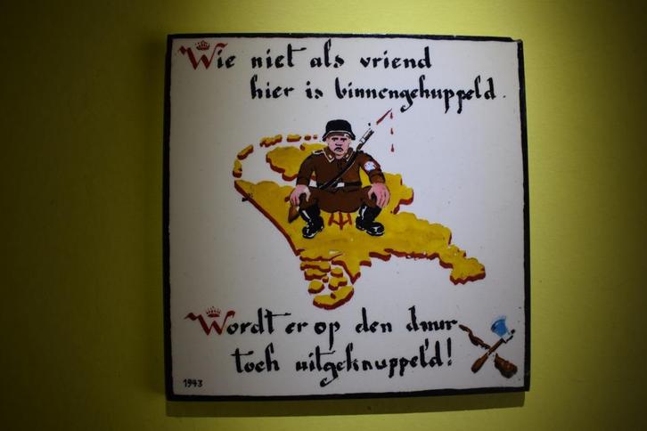 militaria bevrijding, zeer bijzonder tegeltje, Verzamelen, Militaria | Tweede Wereldoorlog, Overige soorten, Overige typen, Nederland