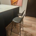 2 zwarte moderne barkrukken van Liva. Zo goed als nieuw, Huis en Inrichting, Ophalen, Met voetsteun, 60 tot 90 cm, Zo goed als nieuw