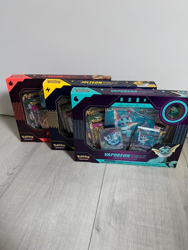 Pokemon Flareon Jolteon Vaporeon Vmax Premium Collection, Hobby en Vrije tijd, Verzamelkaartspellen | Pokémon, Zo goed als nieuw