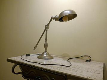 Retro metalen bureaulamp beschikbaar voor biedingen