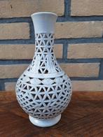 Witte opengewerkte vaas antiek aardenwerk, Ophalen of Verzenden