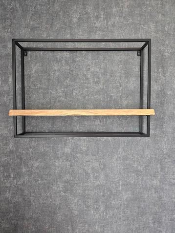 Wandrek metaal met hout beschikbaar voor biedingen