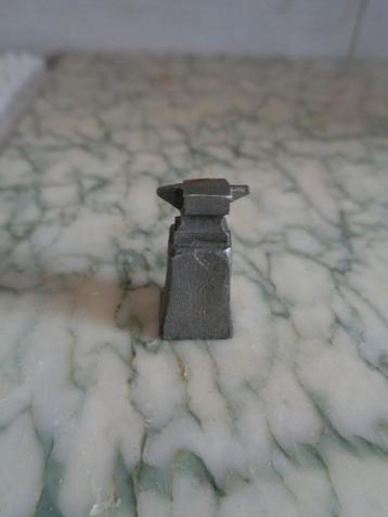 3 cm hoog aambeeld weegt 17,6 gram  beschikbaar voor biedingen