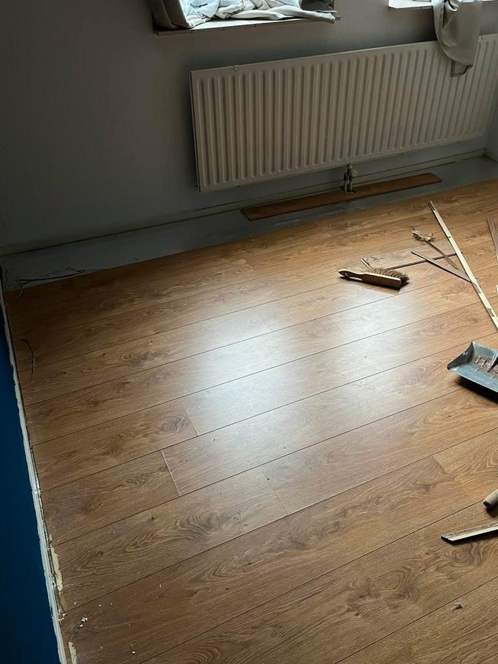 GRATIS laminaat vloer, Huis en Inrichting, Stoffering | Vloerbedekking, Gebruikt, Laminaat, Bruin, 50 tot 75 m², Ophalen