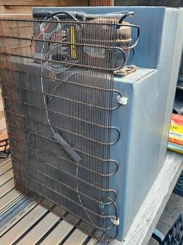 Waeco Coolmatic koelkast 12/ 24v in goede staat met vriesvak beschikbaar voor biedingen