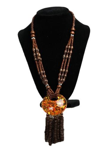 Bruine ketting met oranje hanger beschikbaar voor biedingen