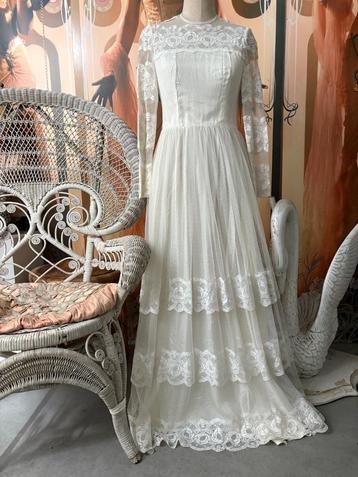 Antieke vintage trouwjurk met tulle en kant beschikbaar voor biedingen