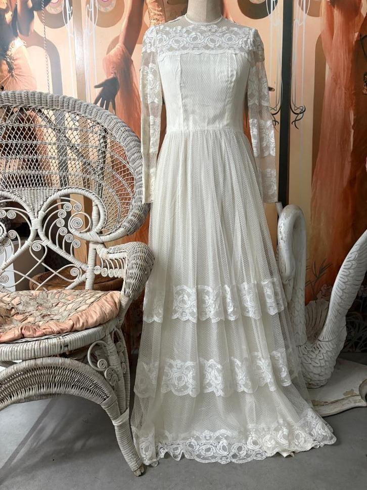 Antieke vintage trouwjurk met tulle en kant, Antiek en Kunst, Antiek | Kleding en Accessoires, Dames, Verzenden