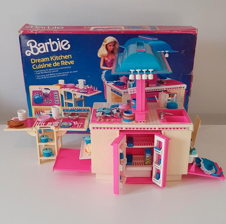 Vintage barbie keuken 9119 uit 1984, Verzamelen, Poppen, Gebruikt, Kleertjes, Ophalen of Verzenden