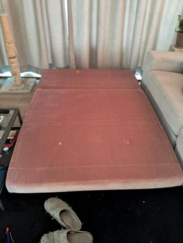 Roze bedframe beschikbaar voor biedingen