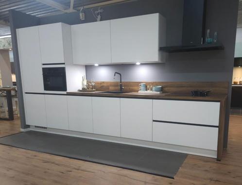 Luxe witte showroomkeuken, greeploos (incl.apparatuur), Huis en Inrichting, Keuken | Complete keukens, Nieuw, Enkelwandige keuken