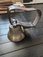 Oude Zwitserse koe-bel met lederen riem, Antiek en Kunst, Ophalen of Verzenden