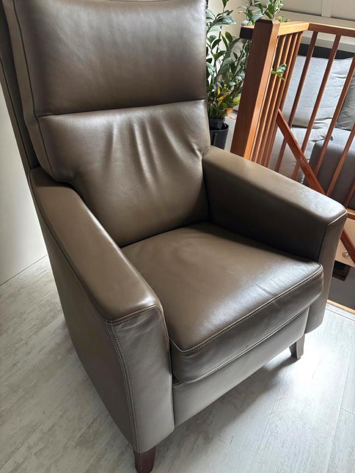 Perida leren fauteuil met hocker, Huis en Inrichting, Fauteuils, Zo goed als nieuw, Leer, 75 tot 100 cm, Ophalen