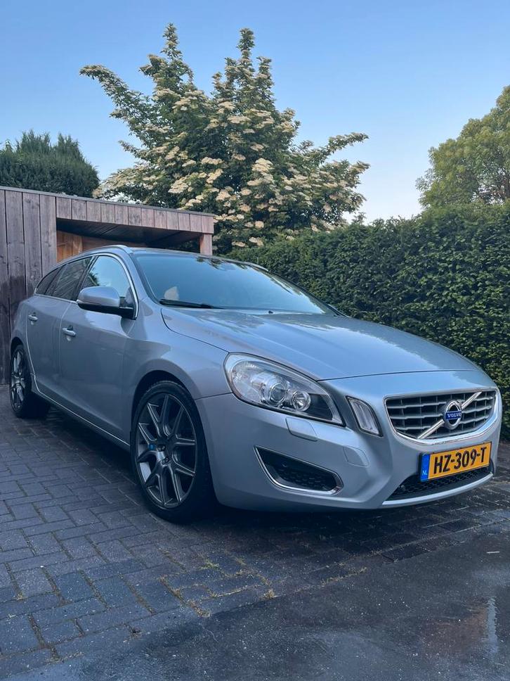 Volvo V60 T3 2011, Auto's, Volvo, Particulier, V60, Benzine, B, Stationwagon, Handgeschakeld, Geïmporteerd, Zilver of Grijs, Voorwielaandrijving
