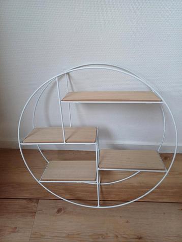 Wit metalen wandrek rond met houten plankjes  beschikbaar voor biedingen