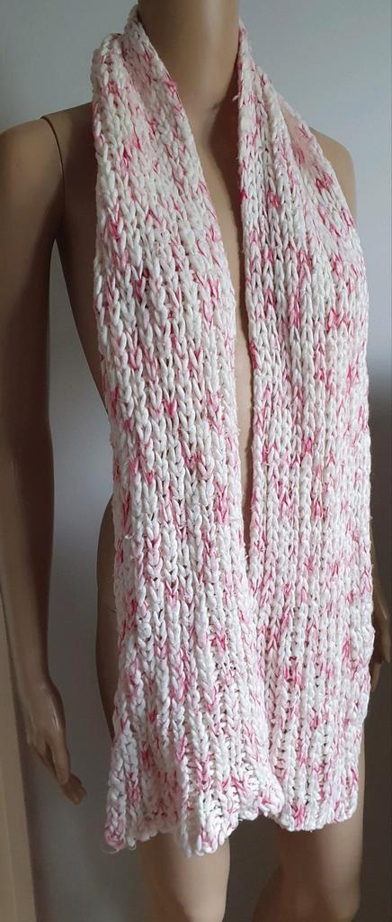 Leuke Lange Gebreide Sjaal van B. Boccelli wit/roze, Kleding | Dames, Mutsen, Sjaals en Handschoenen, Zo goed als nieuw, Sjaal