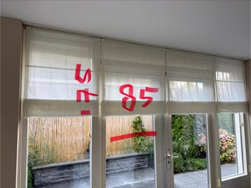 4 Roomwitte vouwgordijnen beschikbaar voor biedingen