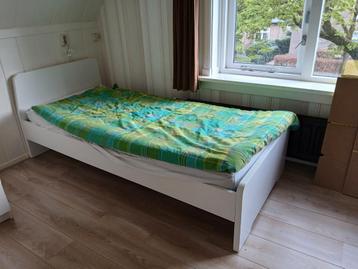 Wit houten ikea 1 persoonsbed met lattenbodum en matras beschikbaar voor biedingen