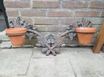 Oude gietijzeren plantenhanger, Ophalen
