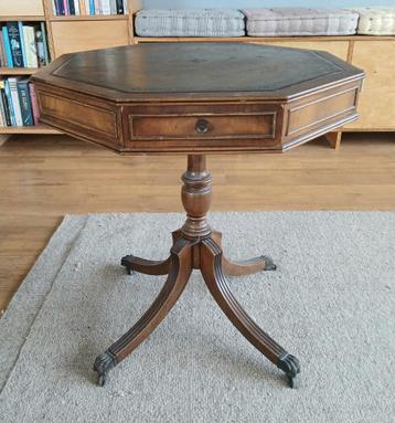 Een Engelse mahoniehouten bijzettafel met leren blad  beschikbaar voor biedingen