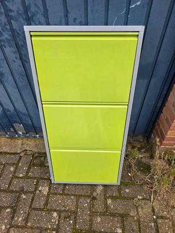 Groene schoenenbak met 3 vakken beschikbaar voor biedingen