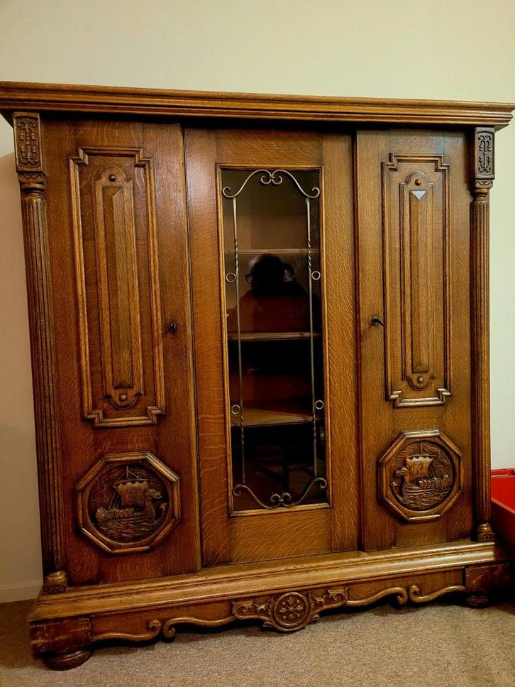 Antieke eiken vitrinekast / servieskast met houtsnijwerk, Antiek en Kunst, Antiek | Meubels | Kasten, Ophalen