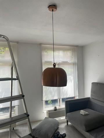 Prachtige koperkleurige hanglamp beschikbaar voor biedingen
